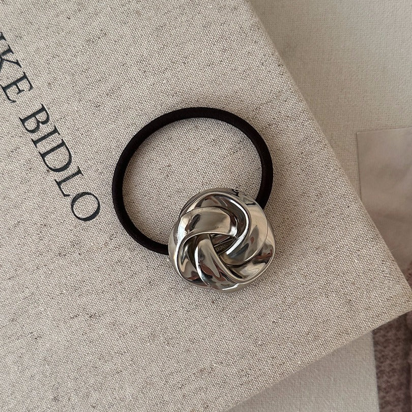 A Stylish And Sophisticated Hair Accessory, This Metal Twist Hair Ring Serves As a Versatile And Elegant Hair Rope Or Headband, Perfect for Adding a Touch of Refinement