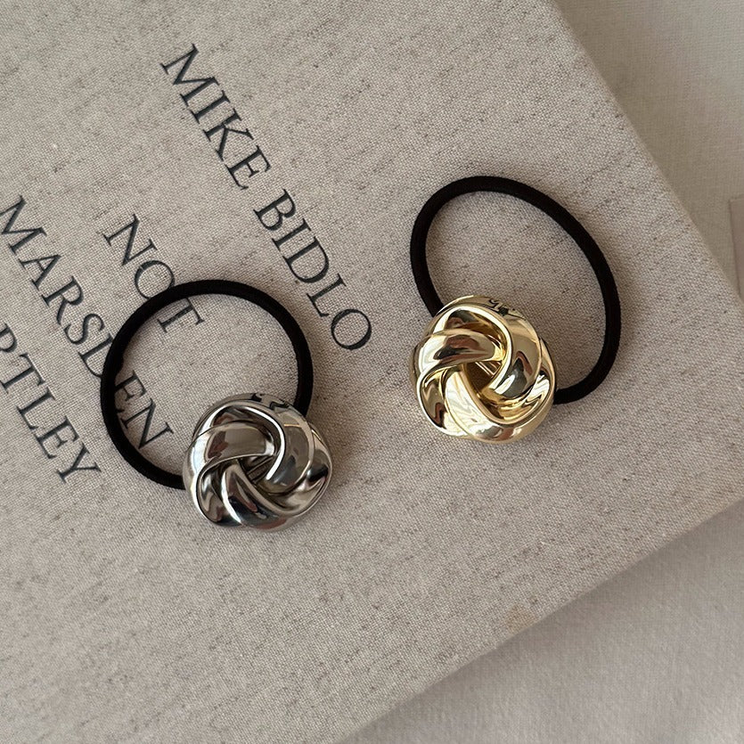 A Stylish And Sophisticated Hair Accessory, This Metal Twist Hair Ring Serves As a Versatile And Elegant Hair Rope Or Headband, Perfect for Adding a Touch of Refinement